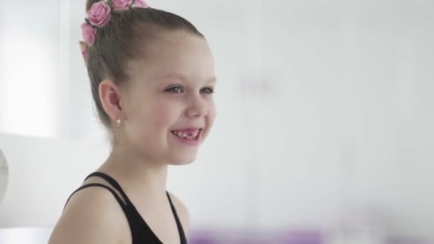 Porträtt av ung söt ballerina skrattar — Stockvideo
