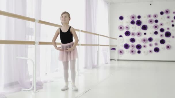 Niña graciosa practicando ballet en el Estudio — Vídeo de stock