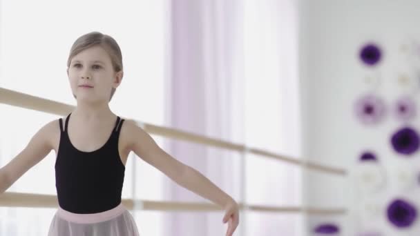 Jonge ongelooflijk mooie ballerina poseren dansen in witte studio — Stockvideo