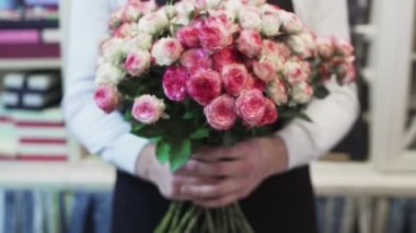 Büyük bir buket gülle Çiçekçi Adam