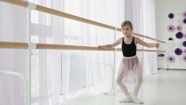 Bastante pequeña bailarina en punta practicando danza en la escuela de ballet clásica — Vídeos de Stock