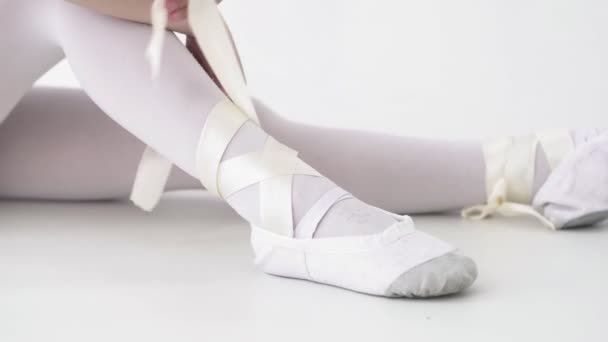Close u του δένοντας παπούτσια μπαλέτου πριν από την κατάρτιση — Αρχείο Βίντεο