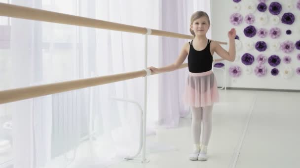 Mooie kleine balletdanseres zwaait met haar hand — Stockvideo