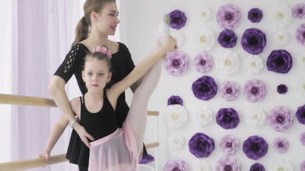 Žena balet učitel pomáhá malým dívkám se protáhnout — Stock video