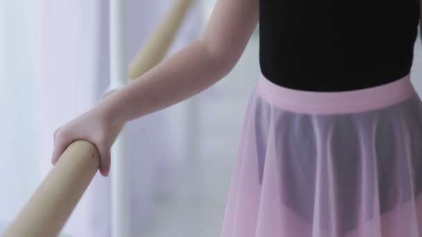 Primer plano de la pequeña bailarina tomar barra de ballet — Vídeo de stock