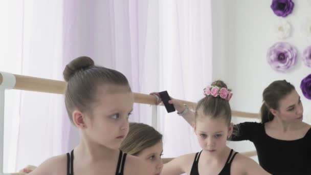 Close-up van ballerina 's herhalen de bewegingen met de leraar. — Stockvideo