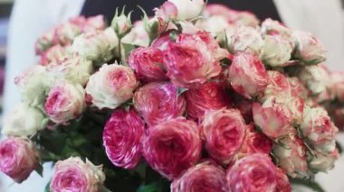 Güzel çiçek buketi Pembe ve beyaz güllerle