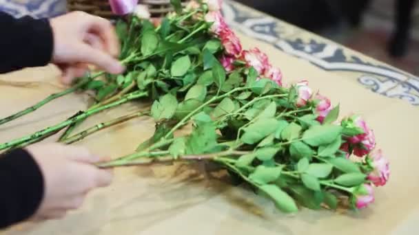 Çiçekçi elleri çiçekçide modern buket yapıyor. — Stok video