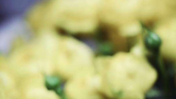 Vue rapprochée du beau bouquet de roses jaunes.