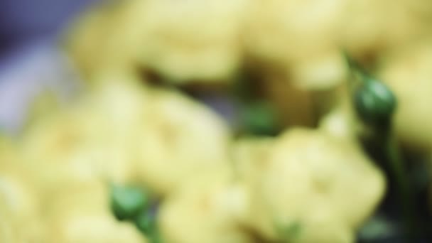 Close up view of beautiful bouquet of yellow roses. — Stock Video