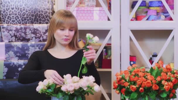 Kvinna florist Ordna rosor I blomsteraffär — Stockvideo