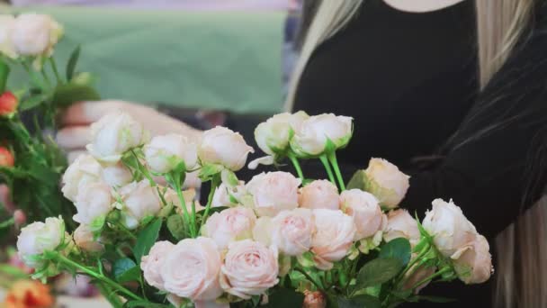 Floristería toma una rosa rosas para hacer ramo — Vídeos de Stock