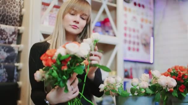 Mulher florista faz buquê de flores — Vídeo de Stock