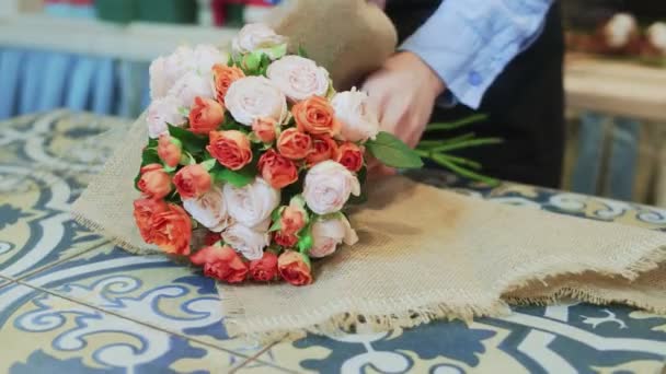 Квалифицированная флористка делает букет цветов — стоковое видео
