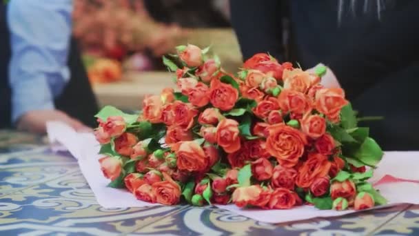 Красивий букет з троянд на столі — стокове відео