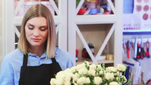 Ung kvinna florist talar med kunden — Stockvideo