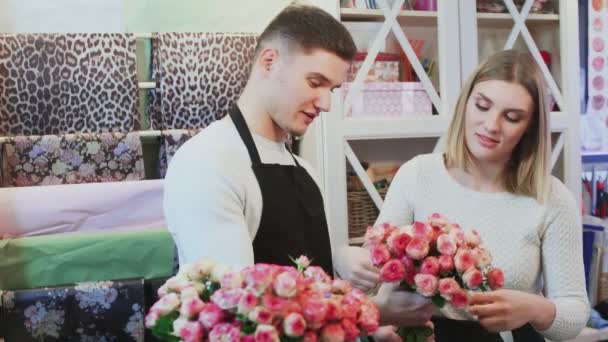 Casal jovem juntos fazendo buquê de rosas — Vídeo de Stock