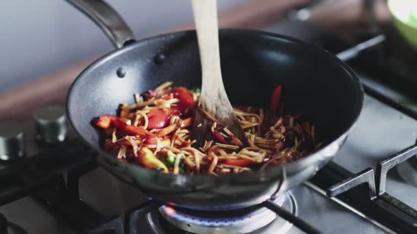 Matlagning nudlar och grönsaker i wok pan — Stockvideo