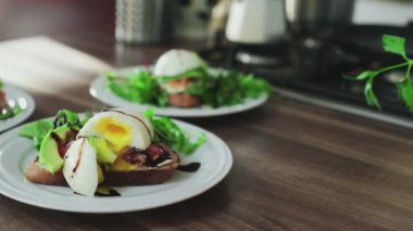 Somon, avokado, süzme peynir ve haşlanmış yumurtalı kaygan sos.