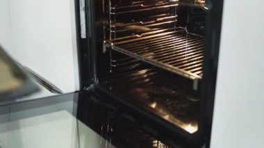 Kadın aşçı mutfakta kruvasan pişiriyor.