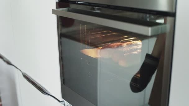 Baker sort le pain chaud du four.