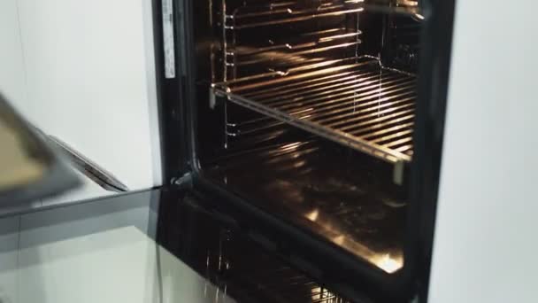 Cuisinière de croissants au four à la cuisine