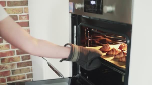 Cozinheiro tirando croissants cozidos — Vídeo de Stock