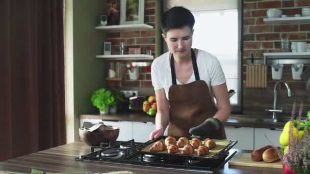 Ama de casa poniendo croissants cocidos en un tazón de madera — Vídeos de Stock