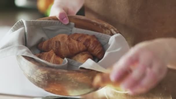 Close-up van gekookte croissants in houten kom — Stockvideo