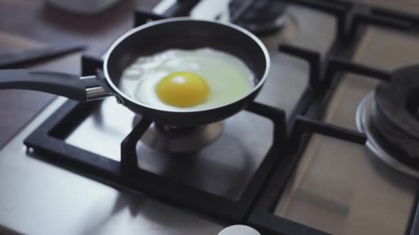 Cocinar los huevos en una sartén. — Vídeos de Stock