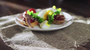 Salatada haşlanmış yumurta kesiliyor.