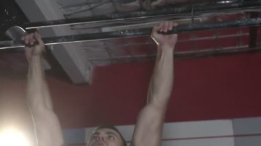 Atletik Genç Adam Sert Spor Salonunda Barfiks Çekiyor