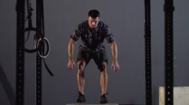 Formda Atletik Adam Issız Fabrika Spor Salonunda Kutu Sıçrıyor. Yoğun Egzersiz Günlük Haç Spor Programı 'nın bir parçasıdır..