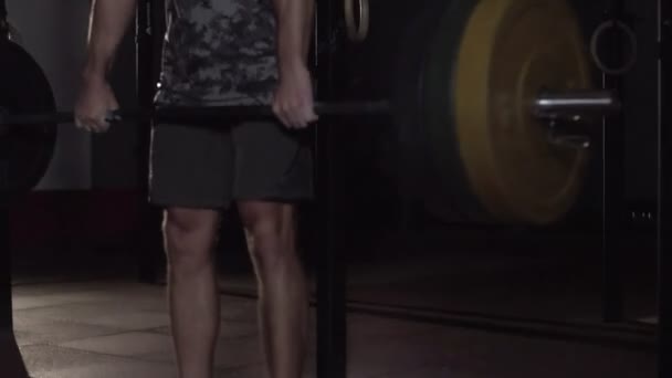 Porträtt av mannen utför deadlift motion med styrstång. självsäker ung man gör styrketräning skivstång på crossfit gym. — Stockvideo