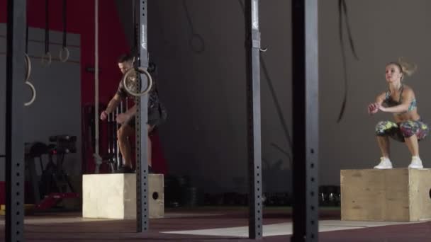 Fit Sportliche Männer und Frauen machen Boxen in der verlassenen Fabrik-Turnhalle. Intensive Bewegung gehört zum täglichen Cross-Fitness-Programm. — Stockvideo