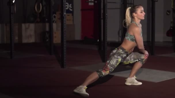 Forte e in forma Bella donna atletica sta facendo esercizi di stretching — Video Stock