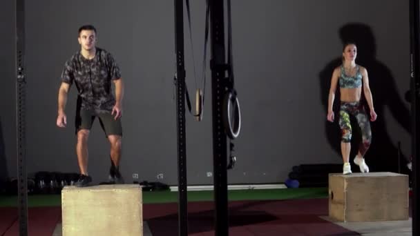 Athletic man gör uppsättning av box hoppar på en crossfit gym — Stockvideo