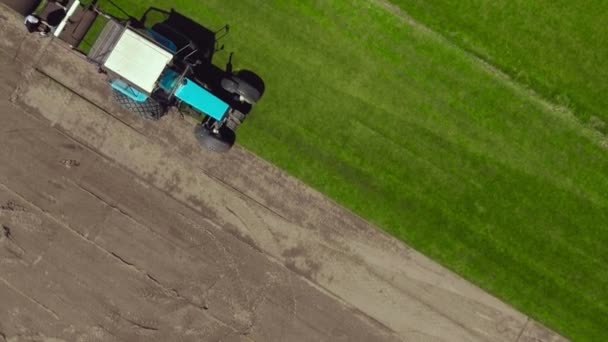 Luchtfoto van Turf Harvester Roll Up Lawn — Stockvideo