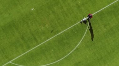Profesyonel boya makinesi kullanılarak futbol stadyumunun en üst görüntüsü
