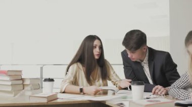 Üniversite kütüphanesinde masada otururken öğrencilerin sınava hazırlanması aptalca bir hareket.