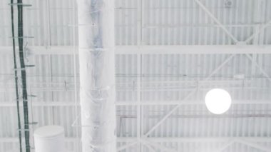 Trambolinde zıplayan sporcuların alt görünümü