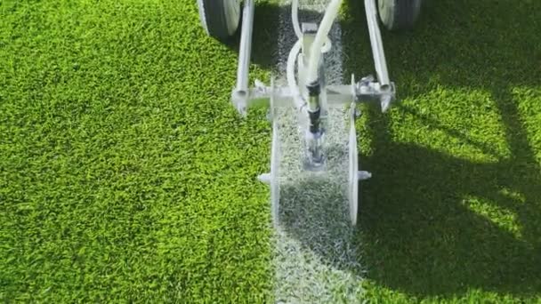 Marcação de campo de estádio de futebol usando uma máquina de pintura profissional — Vídeo de Stock