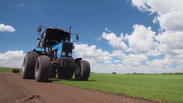 Πλευρική άποψη της Turf Harvester Roll Up Lawn — Αρχείο Βίντεο