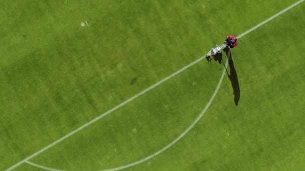 Vista superior del campo de estadio de fútbol de marcado con una máquina de pintura profesional — Vídeo de stock