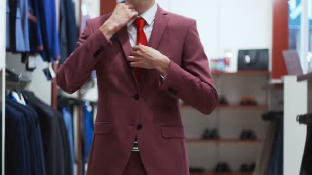 Jeune homme essayer costume classique dans la boutique de costumes — Video