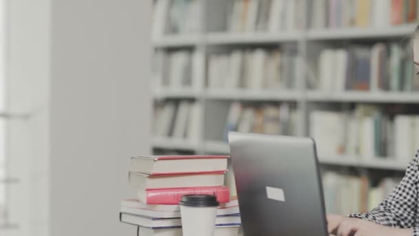 Dolly Bewegung der College-Studentin in der Universität Tippen auf ihrem Laptop. — Stockvideo