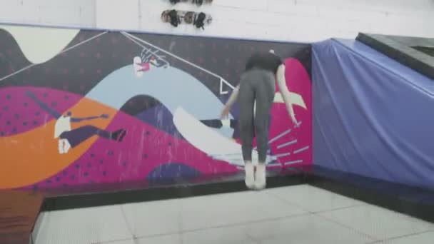 Mulher fazendo volta virar em um trampolim — Vídeo de Stock