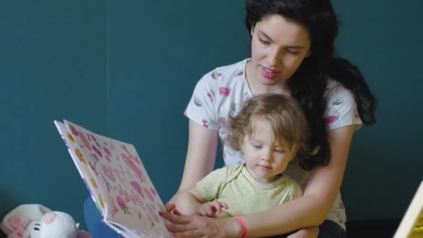 Madre e figlia stanno leggendo un libro — Video Stock