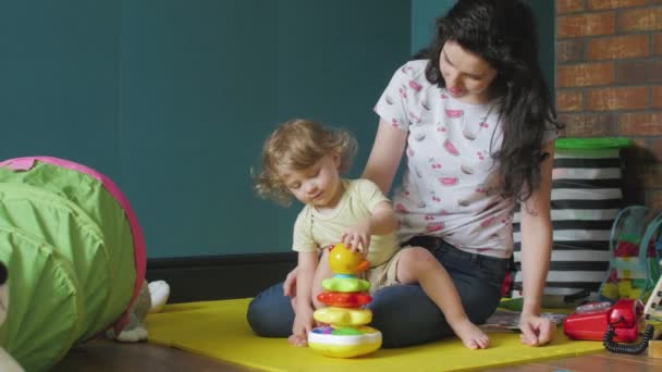 Moeder en dochter spelen met kinderpiramide — Stockvideo