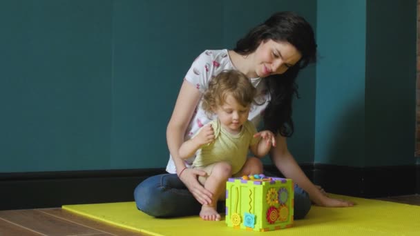 Moeder en dochter spelen met Activity Sorter Cube — Stockvideo